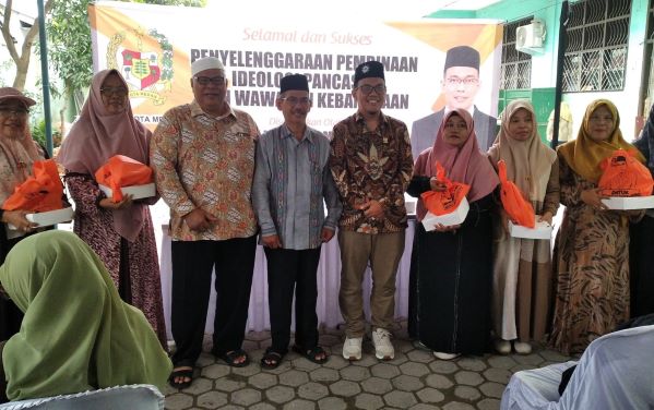 Anggota DPRD Kota Medan dari Fraksi PKS, Datuk Iskandar Muda, A.Md foto bersama sebelum melepas keberangkatan peserta 'Aisyiyah Cadre Camp ke Sibolangit. (Foto: Fadmin 