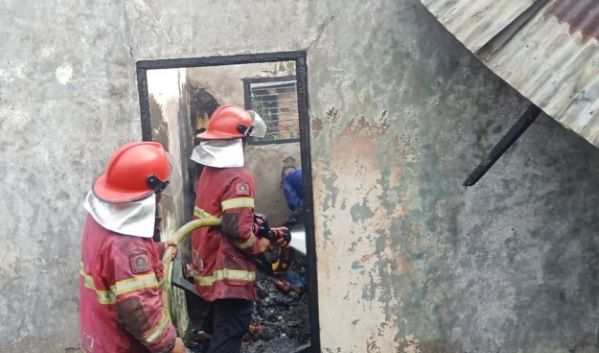 Petugas pemadam kebakaran memadamkan api yang membakar rumah di Kecamatan Galang, Deli Serdang