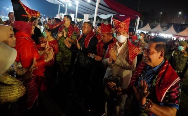 Wali Kota Medan, Rico Waas menari landek bersama masyarakat dan tamu undangan Perayaan Merdang Merdem 2026