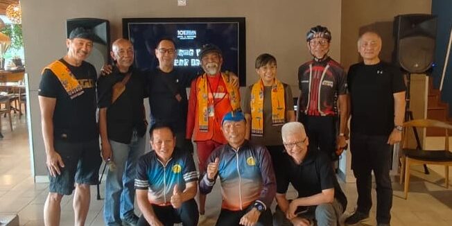 Berdiri dari kiri Benny Yahya, Djoko Edi, Albertus Ong, Denni Sudiyono, Lina, Yakub Setianto, Paulus Tamie (Jongkok dari kiri) Rusman Irwan, FX Hartono Sarwono pemilik Hotel 101 Jln. Pramuka dan Herman Salim