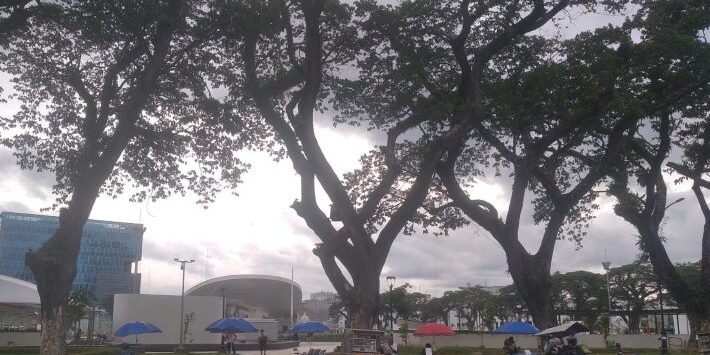 Lapangan Merdeka Medan yang telah direvitalisasi pada waktu petang hari. (Foto: Fadmin Malau)


