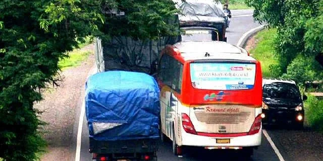01510798789bus-jalanan-nekat-penguasa-emak-ibu-640x430.jpg