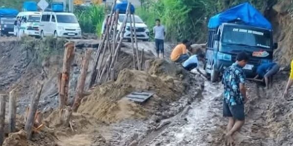 Sudah hampir setahun bencana longsong Sumatera di Sumatera Utara, akan tetapi jalan masih tetap hancur, belum diperbaiki
