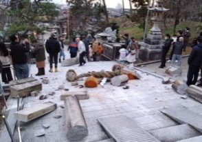 Gerbang Torii runtuh akibat gempa di Kuil Onohiyoshi di Kanazawa, prefektur Ishikawa, Jepang 1 Januari 2024. (Foto: Kyodo)