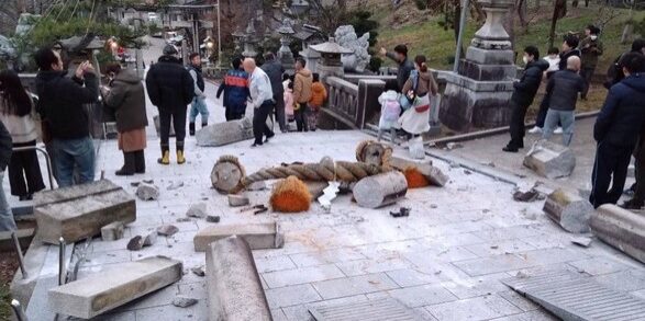 Gerbang Torii runtuh akibat gempa di Kuil Onohiyoshi di Kanazawa, prefektur Ishikawa, Jepang 1 Januari 2024. (Foto: Kyodo)