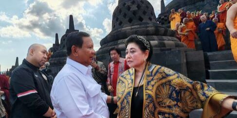 Ketum WALUBI Hartati Murdaya bersama 100 Bhikkhu menyambut kedatangan Prabowo Subianto dan Emmanuel Macron 