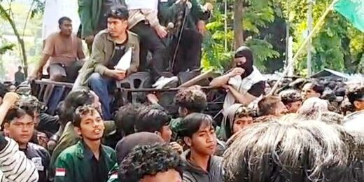 unjuk rasa mahasiswa di depan Gedung DPRD Provinsi Sumatera Utara, Jalan Imam Bonjol Medan, pada Selasa (26/8/2025)