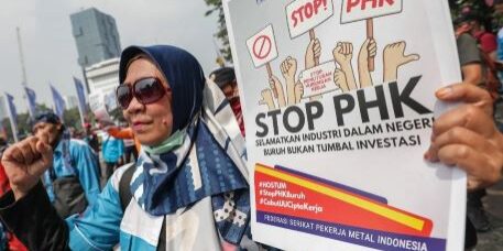 Gelombang unjukrasa PHK di Jakarta Pusat
 
