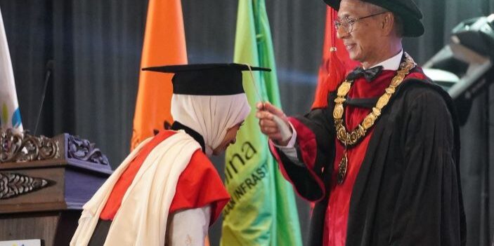 Pemindahan tali toga wisudawan oleh Rektor Universitas Pertamina Prof. Dr. Ir. Wawan Gunawan A. Kadir, M.S., IPU. (Foto: Humas UPER)