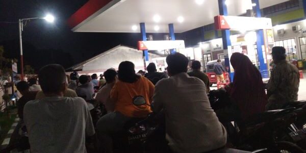 Warga kota Medan “serbu” SPBU pada Selasa (31/3/2026) malam akibat adanya isu kenaikan harga BBM bersubsidi per 1 April 2026. (Foto: Fadmin Malau)