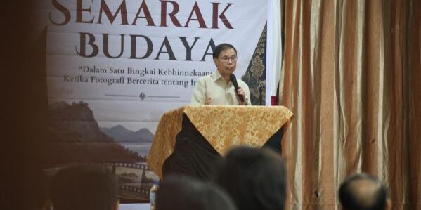 Sofyan Tan memberikan sambutan, tantangan Fotografi kini Artificial Intelligence

