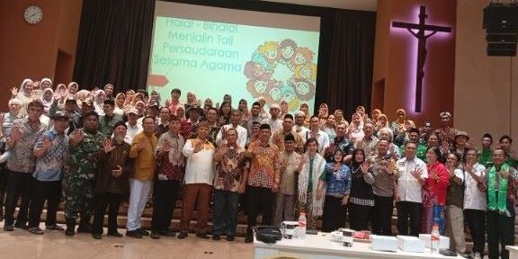 Usai sambutan Romo Santo dan Ketua FKUB Jakarta Barat, dilakukan foto bersama