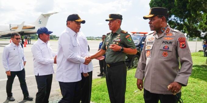 Pangdam XVII/Cenderawasih Mayjen TNI Amrin Ibrahim, S.I.P menyambut di Bandara Sentani, Kabupaten Jayapura