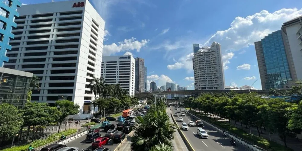 Daftar 10 Kota dengan Biaya Hidup Tertinggi di Indonesia. Gedung bertingkat dan lalu lintas di jalan Jenderal Sudirman, Jakarta Selatan.

