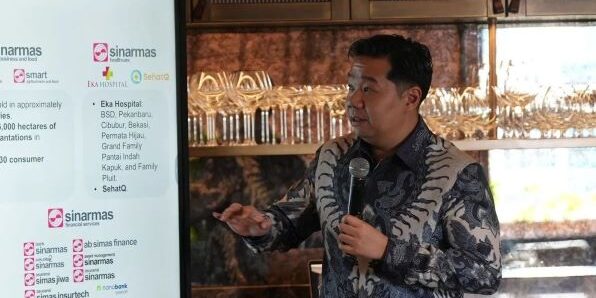 Wakil Presiden Direktur DSSA Lokita Prasetya memaparkan materi transisi energi dan konektivitas digital Indonesia. (Foto: dok DSSA)

