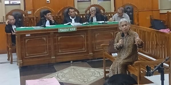 Guru Besar Fakultas Hukum Universitas Sumatera Utara, Prof Dr Ningrum Natasya Sirait SH MLi, memberikan keterangan sebagai Ahli Hukum Persaingan Usaha di Pengadilan Tipikor Medan