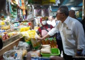 Mendag Zulkifli Hasan lakukan pemantauan harga dan ketersediaan barang kebutuhan pokok di Pasar Bulu, Semarang