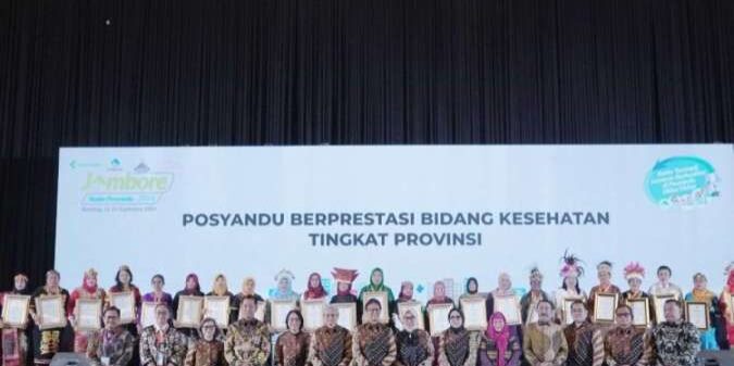 Kemenkes RI memberikan penghargaan kepada kader posyandu berprestasi dari seluruh Indonesia

