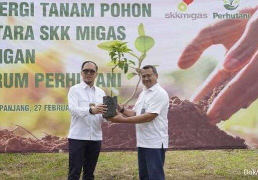 Perum Perhutani bersama Satuan Kerja Khusus Pelaksana Kegiatan Usaha Hulu Minyak dan Gas Bumi laksanakan gerakan menanam pohon