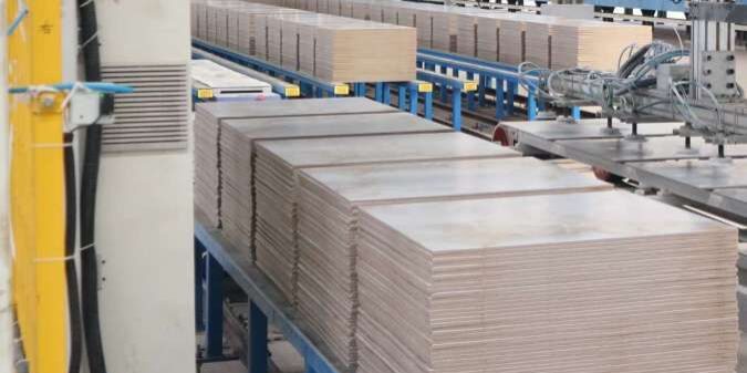 Keramik dengan kapasitas produksi sebesar 360.000 m2 per bulan dan target penyerapan tenaga kerja sebanyak 500 orang

