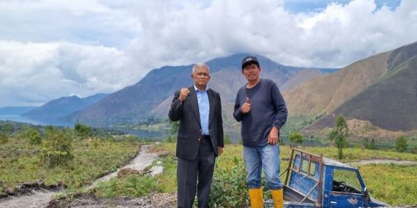 Dr. Wilmar Eliasaer Simandjorang (kiri) di Kabupaten Samosir

