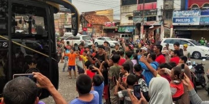 ilustrasi anak-anak berkumpul untuk mendengarkan klakson telolet