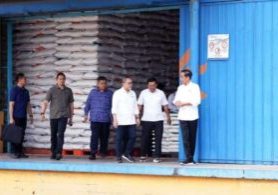 Menteri Perdagangan Zulkifli Hasan mendampingi Presiden RI JokoWidodo memeriksa cadangan beras Bulog di Gudang Bulog di Komplek Pergudangan Sunter Timur II, Sunter, Jakarta Utara pada Senin (11/9/2023)