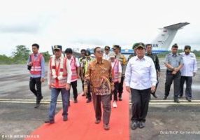 Menteri Perhubungan Budi Karya Sumadi di Bandara Tuanku Tambusai Kecamatan Rambah Samo, Kabupaten Rokan Hulu, Provinsi Riau