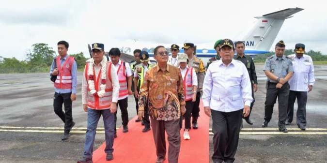 Menteri Perhubungan Budi Karya Sumadi di Bandara Tuanku Tambusai Kecamatan Rambah Samo, Kabupaten Rokan Hulu, Provinsi Riau