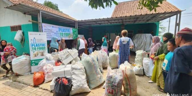 Sinar Mas Land melaksanakan program Plastic to Food dan Plastic to Book pada Juli hingga September 2024 di Kampung Cicayur, Kabupaten Tangerang

