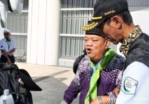 Jemaah haji kloter pertama dari embarkasi Jakarta Pondok Gede (JKG 01) menggunakan pesawat Garuda Indonesia nomor penerbangan 7301, tiba di Bandara Amir Muhammad bin Abdul Aziz 

