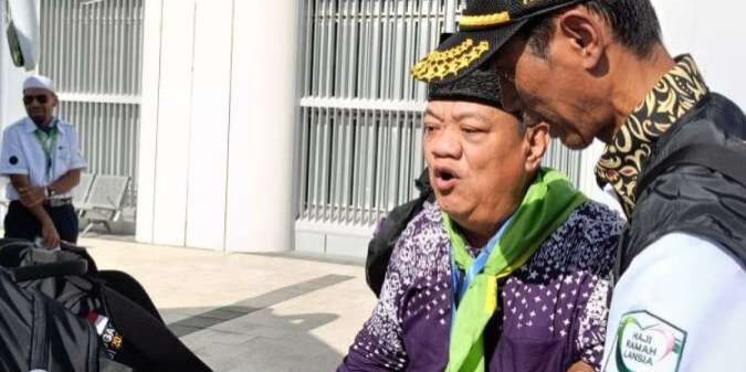 Jemaah haji kloter pertama dari embarkasi Jakarta Pondok Gede (JKG 01) menggunakan pesawat Garuda Indonesia nomor penerbangan 7301, tiba di Bandara Amir Muhammad bin Abdul Aziz 


