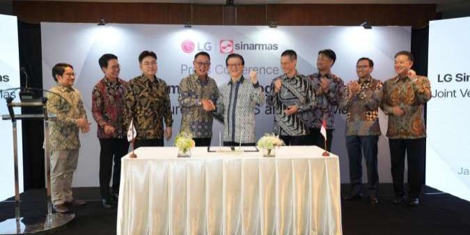 Board Member of Sinar Mas, Franky Oesman Widjaja (kanan) dan LG CNS CEO Shin Gyoon Hyun (kiri)