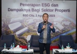 Hermawan Wijaya (Direktur PT BSD Tbk) memberikan sambutan pada acara Sinar Mas Land Media di Marketing Office Sinar Mas Land, BSD City