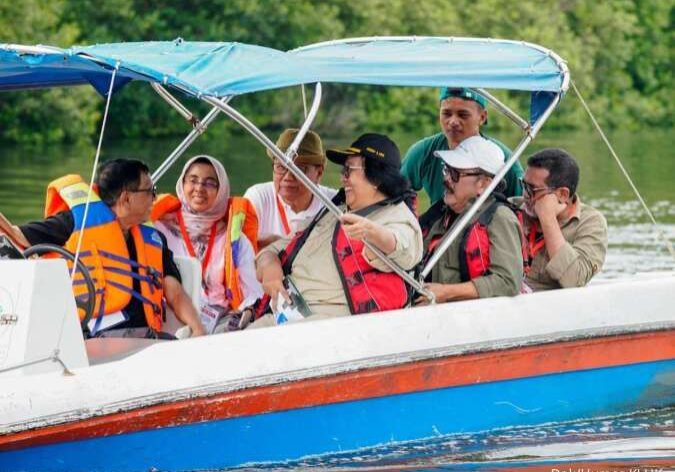 KLHK dan PWI lakukan penanaman Mangrove bersama di TWA Angke Kapuk Jakarta, Sabtu, 17 Februari 2024

