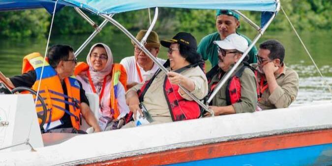 KLHK dan PWI lakukan penanaman Mangrove bersama di TWA Angke Kapuk Jakarta, Sabtu, 17 Februari 2024

