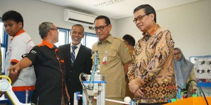 Berkeliling bersama dalam sekolah meninjau fasilitas dan ruang belajar. (Foto: dok Sinar Mas Land)