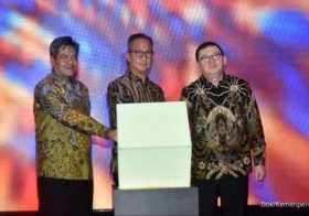 Menteri Perindustrian Agus Gumiwang Kartasasmita (tengah) pada Rapat Koordinasi Pengawasan Inspektorat Jenderal tahun 2023 di Jakarta