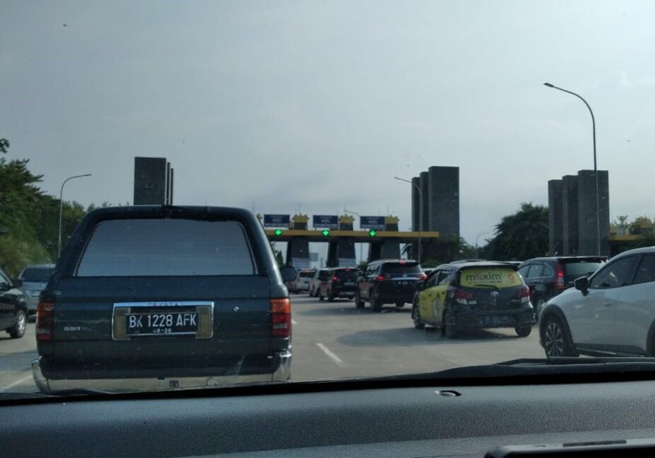 Gerbang parkir di Bandarudara Kualanamu Deli Serdang. (Foto: Fadmin Malau)