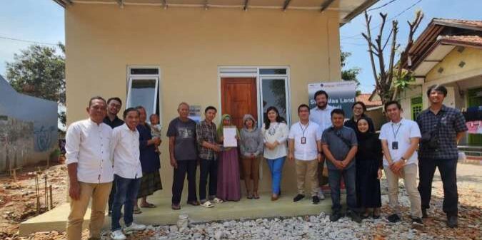 Sinar Mas Land diwakili Rama Devy Simbolon (Vice President Corporate Affairs and Regulation Sinar Mas Land) dan Tim Community Resident Support (CRS) secara simbolis menyerahkan bantuan Renovasi Rumah kepada perwakilan warga di sekitar BSD City