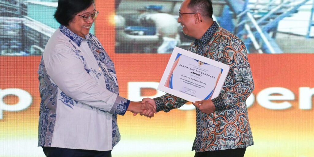 Menteri LHK Siti Nurbaya beri selamat pada Managing Director APP Group, Suhendra Wiriadinata. (Foto: dok APP)