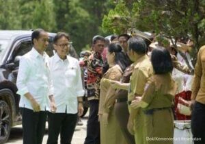Presiden RI Joko Widodo (Jokowi) didampingi Menteri Kesehatan RI Budi Gunadi Sadikin mengunjungi RSUD Kondosapata di Mamasa, Sulawesi Barat

