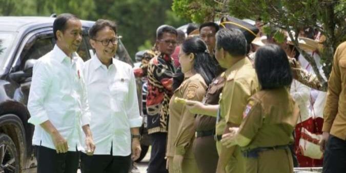 Presiden RI Joko Widodo (Jokowi) didampingi Menteri Kesehatan RI Budi Gunadi Sadikin mengunjungi RSUD Kondosapata di Mamasa, Sulawesi Barat

