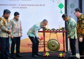 Menteri Perindustrian Agus Gumiwang Kartasasmita pada pembukaan Bazaar Lebaran Tahun 2024 di Jakarta

