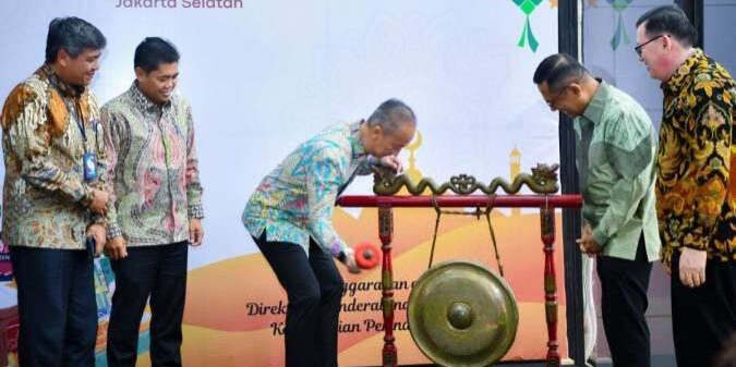 Menteri Perindustrian Agus Gumiwang Kartasasmita pada pembukaan Bazaar Lebaran Tahun 2024 di Jakarta

