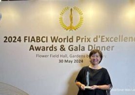 CEO Residential Partnership Sinar Mas Land Djuili Alman mewakili Sinar Mas Land menerima penghargaan Silver Winner Sustainable Development dalam ajang The 2024 FIABCI World Prix d'Excellence Awards, di the Gardens by the Bay, Singapura
