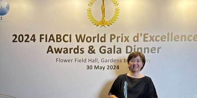 CEO Residential Partnership Sinar Mas Land Djuili Alman mewakili Sinar Mas Land menerima penghargaan Silver Winner Sustainable Development dalam ajang The 2024 FIABCI World Prix d'Excellence Awards, di the Gardens by the Bay, Singapura