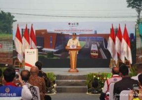 Budi Karya Sumadi (Menteri Perhubungan RI) memberikan kata sambutan acara Seremoni Pembangunan Stasiun Baru Jatake di Stasiun Jatake, Kecamatan Pagedangan, Kabupaten Tangerang.


