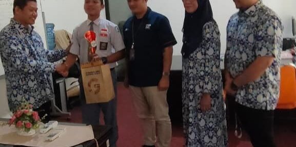 Penyerahan Sertifikat dan Piala dari Kementerian Kebudayaan untuk pemenang Lomba Menulis Surat