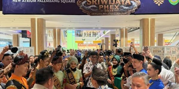 Fadli Zon Menteri Kebudayaan Indonesia berada ditengah-tengah pengunjung Sriwijaya Phex 2026 di Palembang Square Mall. (Foto: koleksi Fadmin Malau)